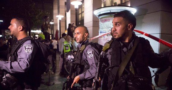 Co najmniej trzy osoby zginęły, a pięć zostało rannych w wyniku strzelaniny, do jakiej doszło w środę wieczorem w centrum Tel Awiwu. Jak poinformowała policja, dwaj palestyńscy zamachowcy otworzyli ogień na zatłoczonym targu żywności Sarona.