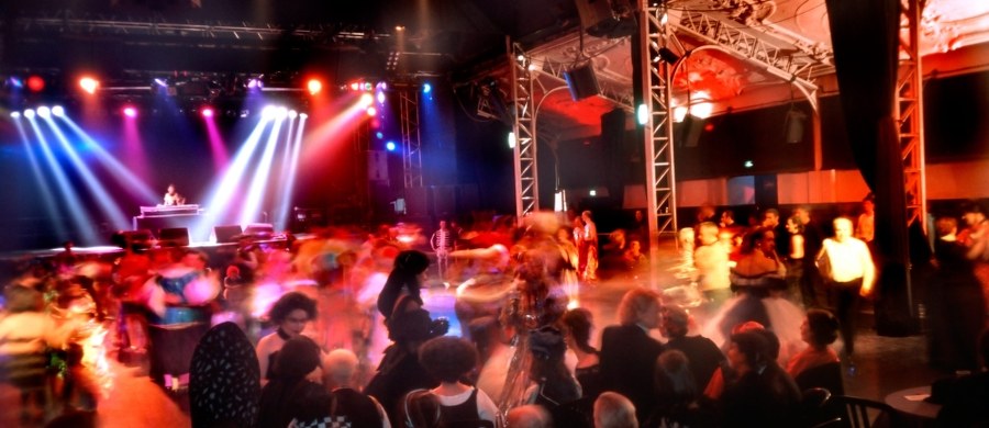 Jedna osoba zginęła, a dwie zostały ciężko ranne w strzelaninie, do jakiej doszło w środę w dyskotece w nadmorskim kurorcie Słoneczny Brzeg w Bułgarii. Jednym z rannych jest szef mafii narkotykowej Dymitar Żeliazkow.