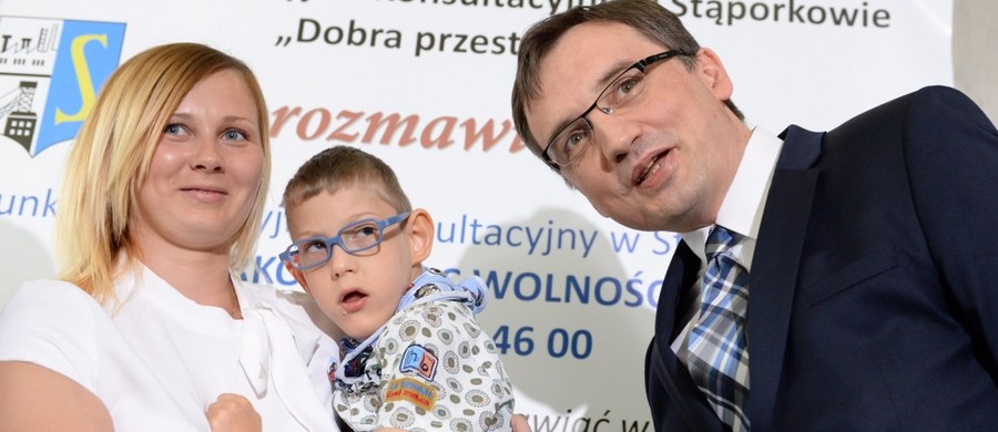 "Szanowny Panie Ministrze, nie da się pomagać po cichu. Po cichu to ja próbuję pomóc Filipkowi już od 7 lat" - napisała na Facebook mama niepełnosprawnego chłopca. To właśnie tej rodzinie Zbigniew Ziobro chce przekazywać pieniądze pobrane z programu 500 plus. Jego decyzja była mocno komentowana na Twitterze; rozpętała się nawet wojna na cytaty z Biblii z Bartoszem Marczukiem, podsekretarzem stanu w Ministerstwie Rodziny, Pracy i Polityki Społecznej.