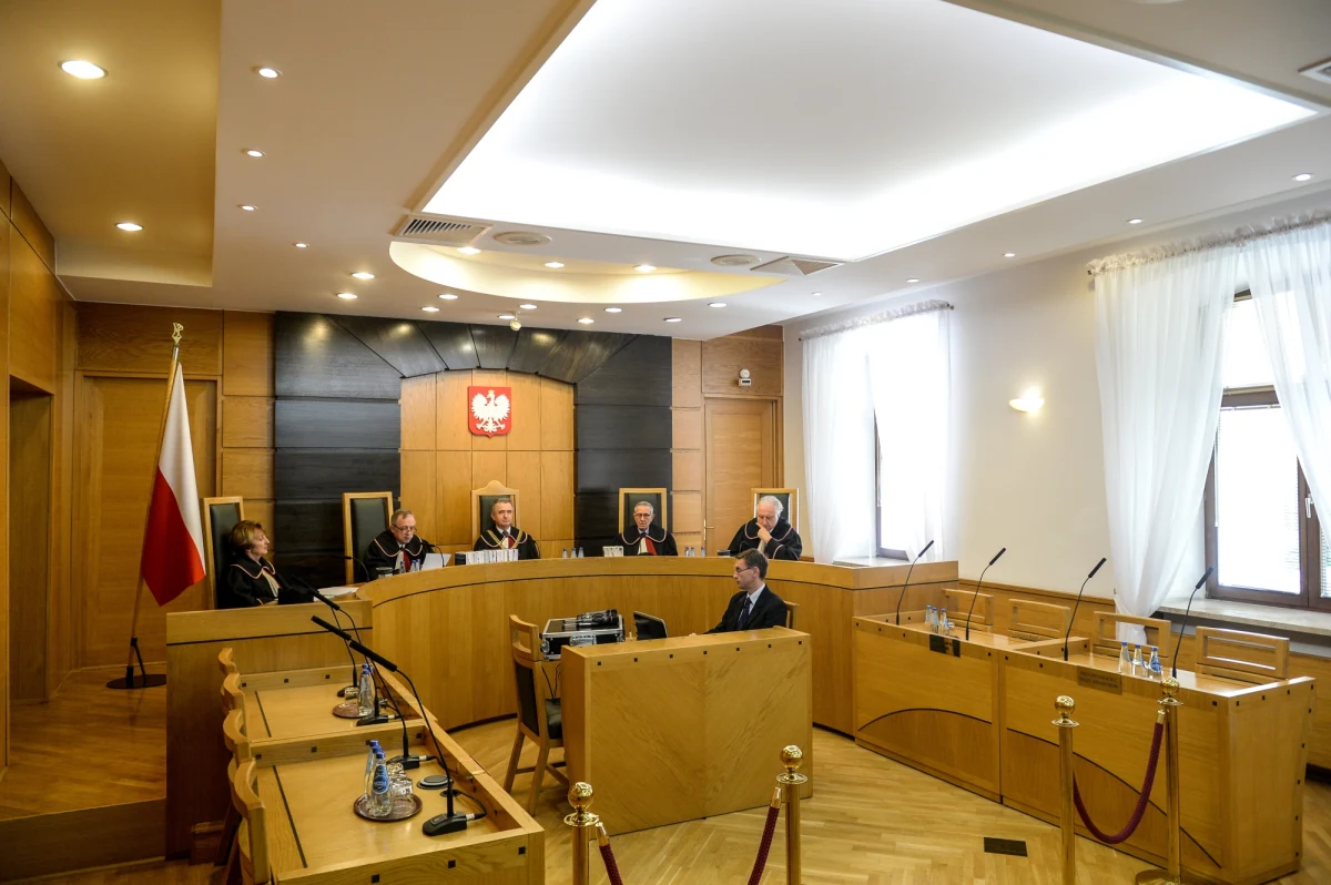 Sejm ma głosować w piątek nad wnioskami o odrzucenie w pierwszym czytaniu projektów PiS i PSL ws. Trybunału Konstytucyjnego. Trzeci projekt - zgłoszony przez KOD - został skierowany do komisji. Autorzy wszystkich projektów przekonują, że zakończą one wielomiesięczny spór wokół TK. 