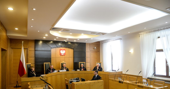 Sejm ma głosować w piątek nad wnioskami o odrzucenie w pierwszym czytaniu projektów PiS i PSL ws. Trybunału Konstytucyjnego. Trzeci projekt - zgłoszony przez KOD - został skierowany do komisji. Autorzy wszystkich projektów przekonują, że zakończą one wielomiesięczny spór wokół TK. 
