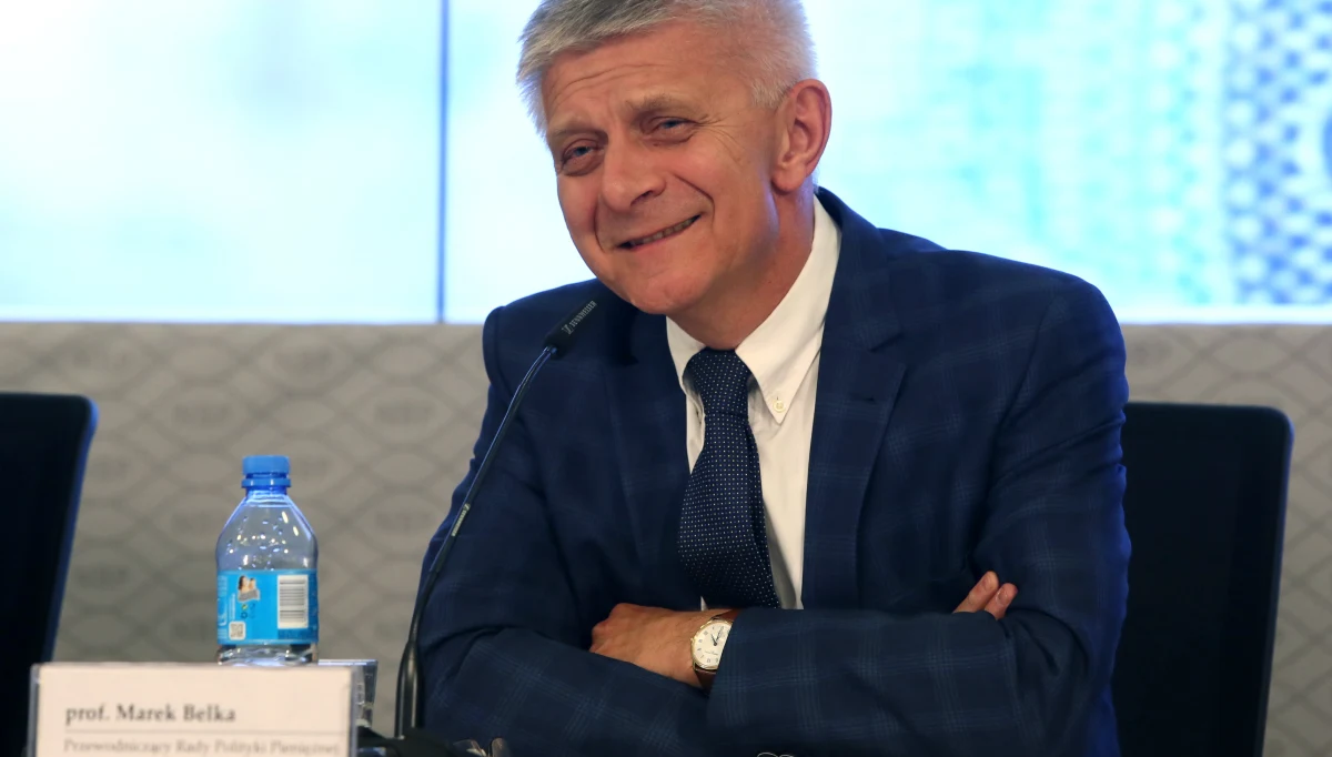 „Gdyby miało miejsce przewalutowanie, to rezerwy walutowe państwowe musiałyby być użyte. Nie poprawiłoby to kondycji państwa” – mówi gość Kontrwywiadu RMF FM, odchodzący prezes NBP prof. Marek Belka. „Ostrzegałbym rządzących przed frankowiczami. To niepotrzebne ze względów społecznych, ze względów ekonomicznych szkodliwe. To jakiś grymas polityki. Ja tego w ogóle nie rozumiem” – uważa Belka. Dodaje, że mówi o tym otwarcie. „Nawet jeden frankowicz, który ma lekkie pióro, gromy na mnie rzucił” – komentuje.