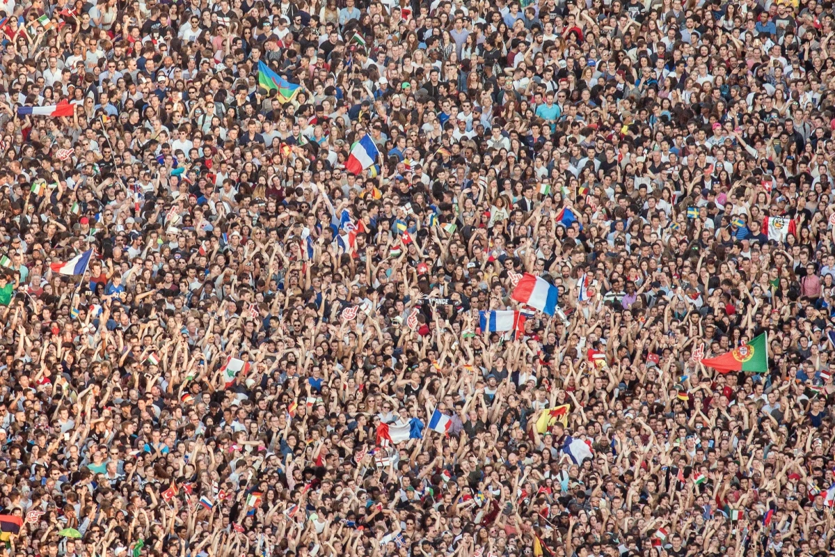 "Ludzie potrzebują iluzji, potrzebują bohaterów. Czy to jest potrzebne człowiekowi normalnemu? To święto. To rodzaj karnawału" - mówi, pytany o zainteresowaniu polską reprezentacją przed i w trakcie Euro2016, gość "Dania do Myślenia" w RMF Classic, szef Katedry Medioznawstwa i socjolog z Uniwersytetu SWPS prof. Wiesław Godzic. Dodaje, że "w czasie karnawału zawieszone są kłótnie, nawet kibice różnych drużyn się dogadują". Zdaniem socjologa problem będzie, kiedy trzeba będzie śpiewać "Polacy, nic się nie stało". "My za bardzo chcemy tego sukcesu. Nie szarżujmy z pragnieniem zdobycia złotej piłki" - mówi gość RMF Classic. 