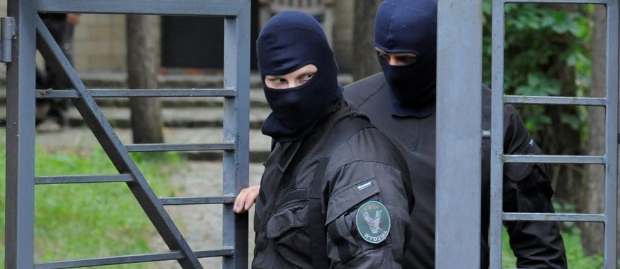 Wielka akcja Agencji Bezpieczeństwa Wewnętrznego na terenie całego kraju. Funkcjonariusze zatrzymali czterech mężczyzn, którzy planowali przeprowadzenie w Polsce zamachu. Dwóm z nich postawiono zarzuty o charakterze terrorystycznym. Zabezpieczono broń i materiały wybuchowe.