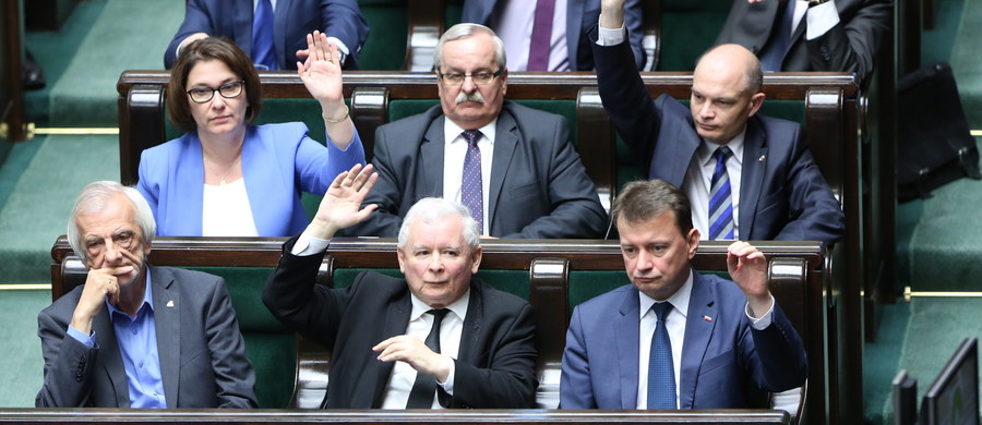 Sejm uchwalił ustawę o działaniach antyterrorystycznych. Wcześniej odrzucone zostały wszystkie wnioski mniejszości. Przyjęto jedną z 24 poprawek, zaproponowaną przez Prawo i Sprawiedliwość. To ustawa oznaczająca "zero tolerancji dla terrorystów" - uważa PiS. Są w niej przepisy naruszające prawa obywatelskie - podnosi opozycja.