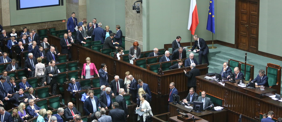 Sejm nie zgodził się na odrzucenie w pierwszym czytaniu dwóch projektów ustaw o Trybunale Konstytucyjnym - autorstwa PiS oraz autorstwa PSL. Teraz zajmie się nimi sejmowa komisja sprawiedliwości i praw człowieka.