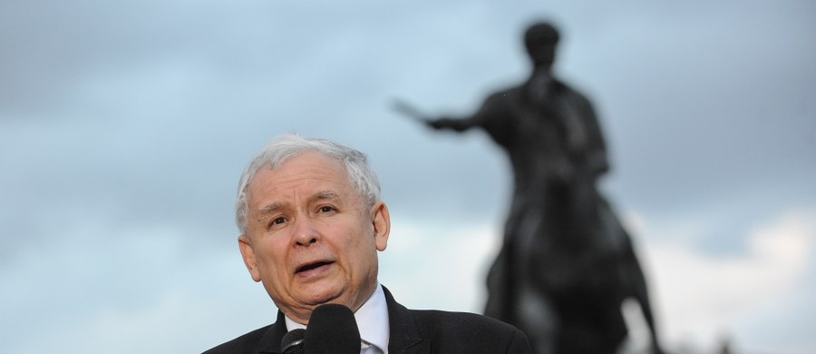 "Częścią tego planu, częścią odbudowy godności, odbudowy siły, moralnego porządku w naszej ojczyźnie musi być prawda o katastrofie smoleńskiej i musi być uczczenie jej ofiar" - powiedział Jarosław Kaczyński przemawiając w piątek wieczorem przed Pałacem Prezydenckim z okazji 74. miesięcznicy smoleńskiej. Prezes Prawa i Sprawiedliwości mówił także o planach wzniesienia dwóch pomników, upamiętniających ofiary katastrofy smoleńskiej.