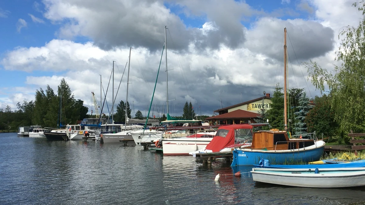 Nasz żółto-niebieski wóz satelitarny stanął dziś u bram Krainy Wielkich Jezior Mazurskich. Twoje Miasto w Faktach RMF FM to położone nad Węgorapą i Mamrami Węgorzewo.