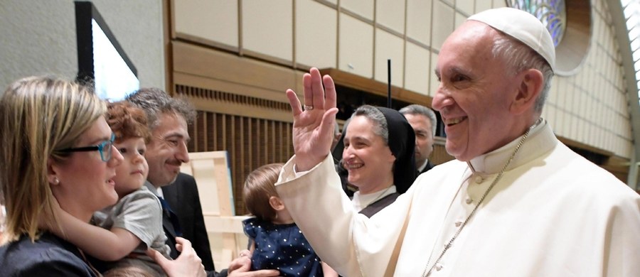 Papież Franciszek powiedział w sobotę, że proboszcz, który nie dopuszcza niepełnosprawnych do katechez i sakramentów, powinien zamknąć swoją parafię. Drzwi kościoła, mówił, mają być otwarte "dla wszystkich albo dla nikogo".