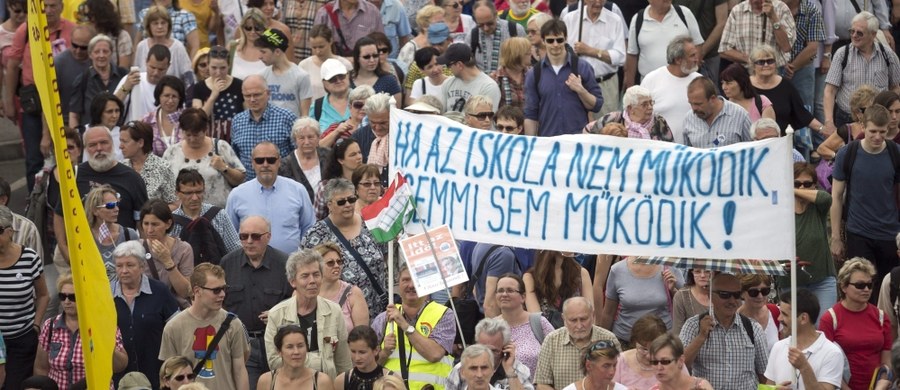 Kilka tysięcy nauczycieli wyszło w sobotę na ulice stolicy Węgier, Budapesztu, protestując przeciwko centralizacji oświaty i nadmiernym obciążeniom. Uczestnicy protestu wystawili ocenę niedostateczną premierowi Viktorowi Orbanowi.