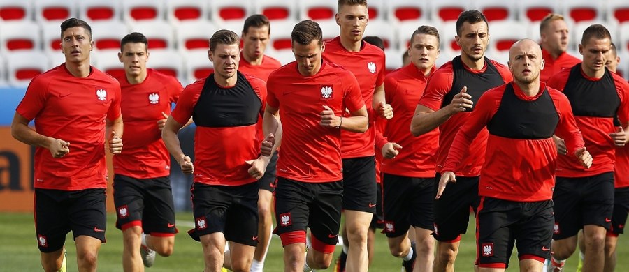 Piłkarska reprezentacja Polski, która nigdy nie wygrała meczu mistrzostw Europy, w swoim pierwszym spotkaniu we Francji zagra w Nicei o godz. 18 z Irlandią Północną (grupa C). Rywale debiutują w imprezie tej rangi.
