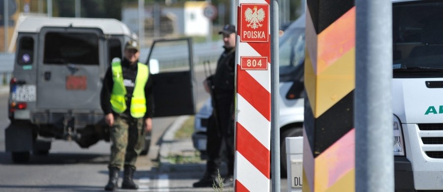 Po zamknięciu szlaku bałkańskiego wzrasta liczba nielegalnych imigrantów, przede wszystkim Czeczenów, którzy przedostają się do Niemiec przez granicę z Polską - pisze "Welt am Sonntag". Niemiecka policja dysponuje zbyt słabymi siłami, by strzec granicy.