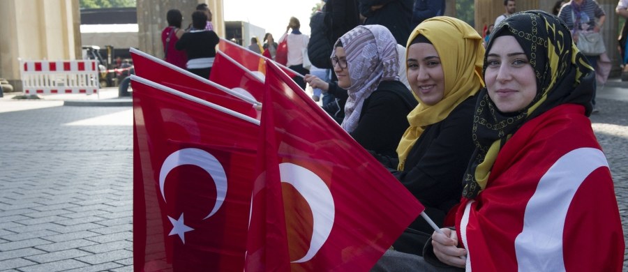 "Zamknięcie granic zrujnowałoby Niemcy. Doprowadziłoby to nas do kazirodztwa" – powiedział niemiecki minister finansów Wolfgang Schauble w rozmowie z „Die Zeit”. Polityk bronił w ten sposób polityki migracyjnej prowadzonej przez Niemcy.