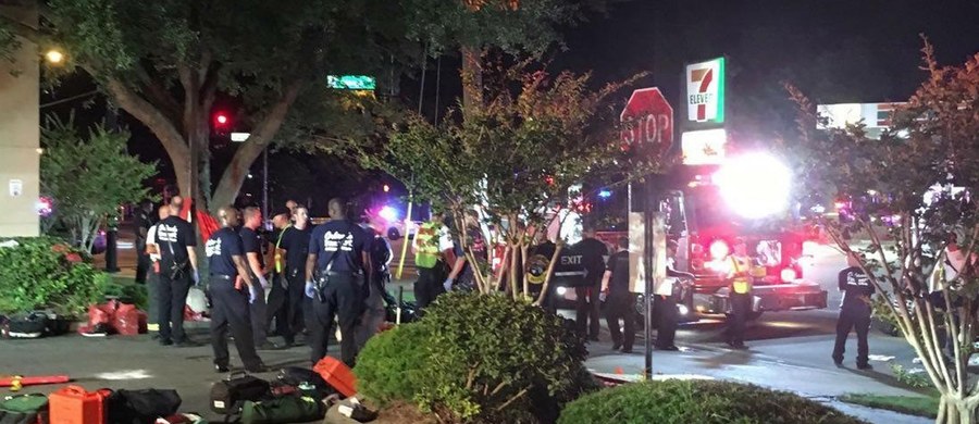 Państwo Islamskie przyznało się do przeprowadzenia ataku w nocnym klubie dla gejów w Orlando na Florydzie - podaje agencja informacyjna Al-Amak powiązana z dżihadystami. Wcześniej telewizja NBC informowała, że 29-letni napastnik miał przed otwarciem ognia zadzwonić na alarmową linię 911 i zadeklarować wierność ISIS. Według mediów napastnik był znany FBI od 2013 roku.
