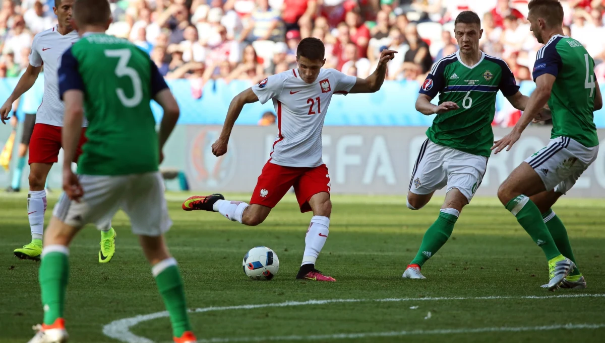 "Cudownie utalentowany 19-latek" - napisał na Twitterze o Bartoszu Kapustce były angielski piłkarz Gary Lineker. Użytkownicy mediów społecznościowych są zachwyceni postawą jego i całej polskiej drużyny w wygranym z Irlandią Płn. 1:0 meczu Euro 2016 we Francji.