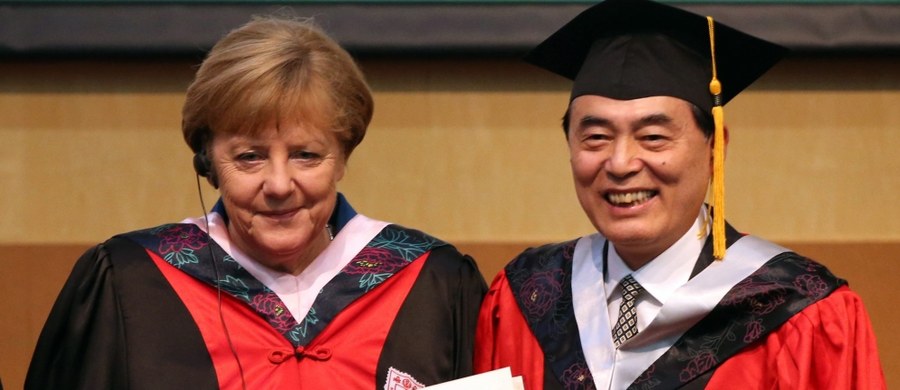 Kanclerz Niemiec Angela Merkel wezwała władze Chin na uroczystości nadania jej tytułu doktora honoris causa Uniwersytetu Nankińskiego do umocnienia praworządności będącej warunkiem stabilnego społeczeństwa i wymiany gospodarczej z Niemcami.
