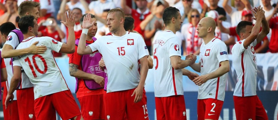 ​Polska pokonała Irlandię Północną 1:0, wygrywając tym samym swój pierwszy mecz na mistrzostwach Europy w piłce nożnej. Podsumowując starcie w Nicei komentatorzy wskazują, że wygrała drużyna zdecydowanie lepsza, ale wynik mógłby być wyższy.