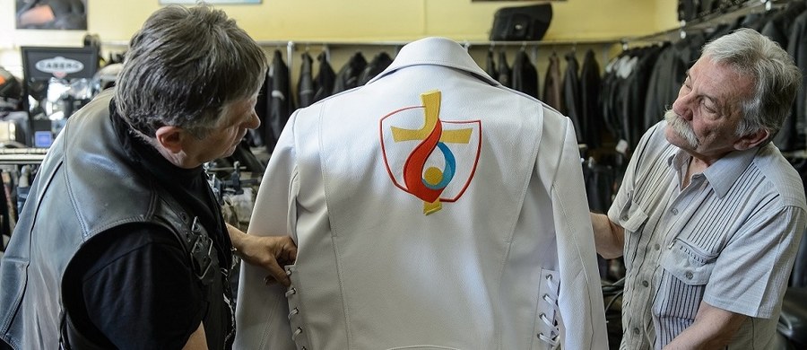 Białą motocyklową kurtkę dla papieża Franciszka uszyła jedna z lubelskich firm. Na jej tyle wyszyto logo Światowych Dni Młodzieży.