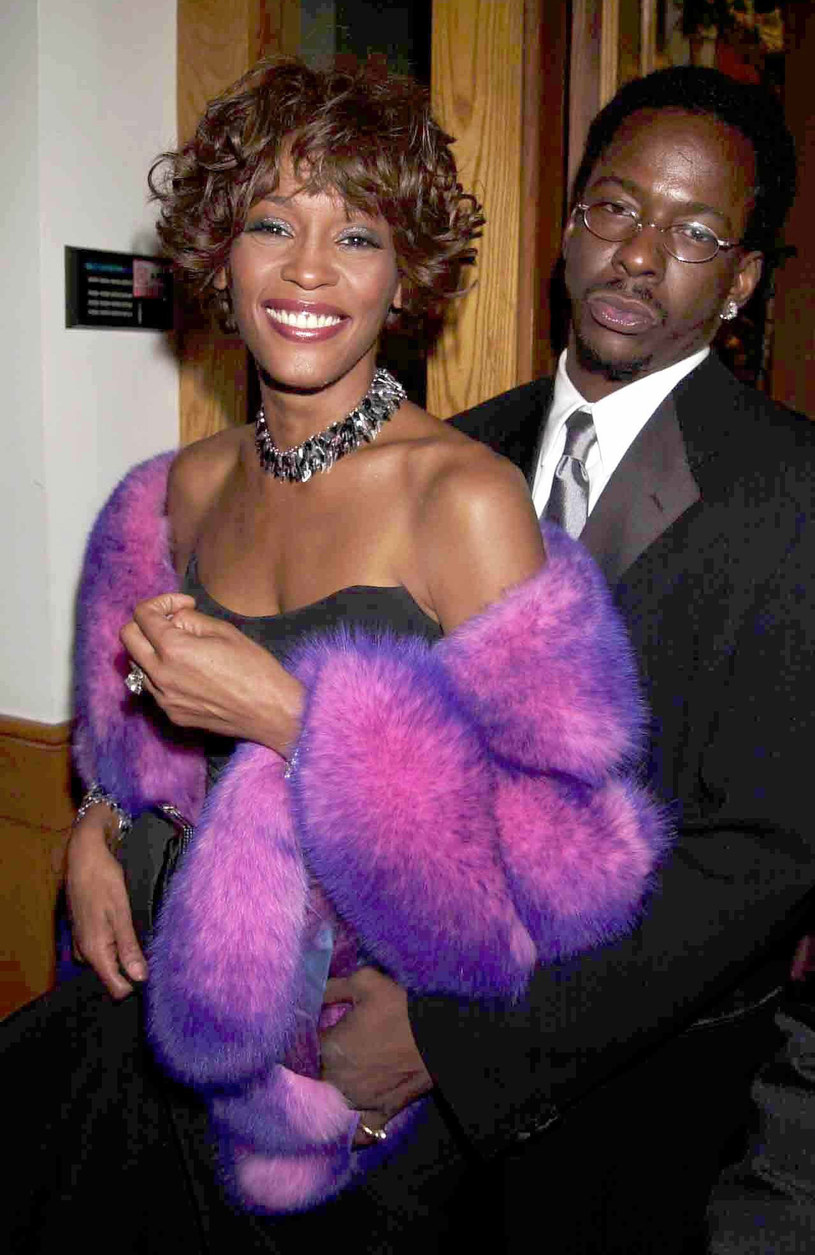 Bobby Brown przed premierą swojej książki "Every Little Step" podzielił się kilkoma sekretami dotyczącym jego małżeństwa z Whitney Houston. Kolejne rewelacje mają znaleźć się również w biografii. Tam m.in. pojawiła się wzmianka, że była żona zdradzała go z 2Pac'iem. 