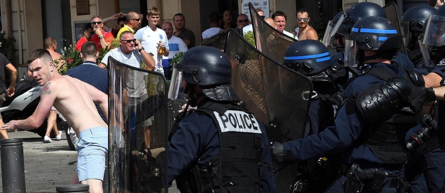 Około 40 uzbrojonych policjantów wtargnęło do naszego hotelu w Mandelieu-la-Napoule we Francji - alarmuje Wszechrosyjski Związek Kibiców. To pokłosie zamieszek na stadionie w Marsylii po meczu reprezentacji Rosji i Anglii. Bijatykę rozpoczęli rosyjscy kibole, którzy po ostatnim gwizdku sędziego wtargnęli do sektora Anglików. UEFA grozi obu drużynom sankcjami, a nawet wykluczeniem z turnieju.