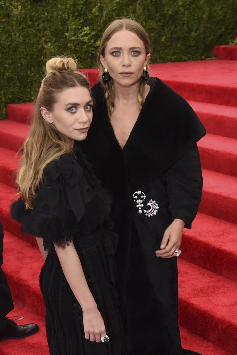 Mary-Kate i Ashley Olsen, amerykańskie aktorki, znane m.in. z popularnego w latach 90. serialu "Pełna chata" czy filmu "Czy to ty, czy to ja?", bliźniaczki określane mianem "najbardziej znanych sióstr świata", w poniedziałek, 13 czerwca, świętują 30. urodziny.