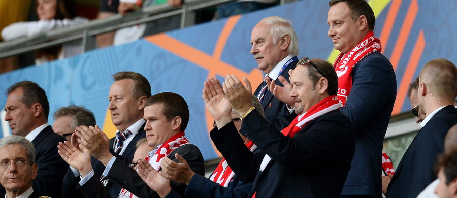 To historyczne zwycięstwo - tak prezydent Andrzej Duda nazwał wczorajszy mecz, podczas którego polscy piłkarze pokonali Irlandię Północną 1:0. Bramkę dla polskiej drużyny zdobył Arkadiusz Milik w 51. minucie meczu rozegranego w Nicei.