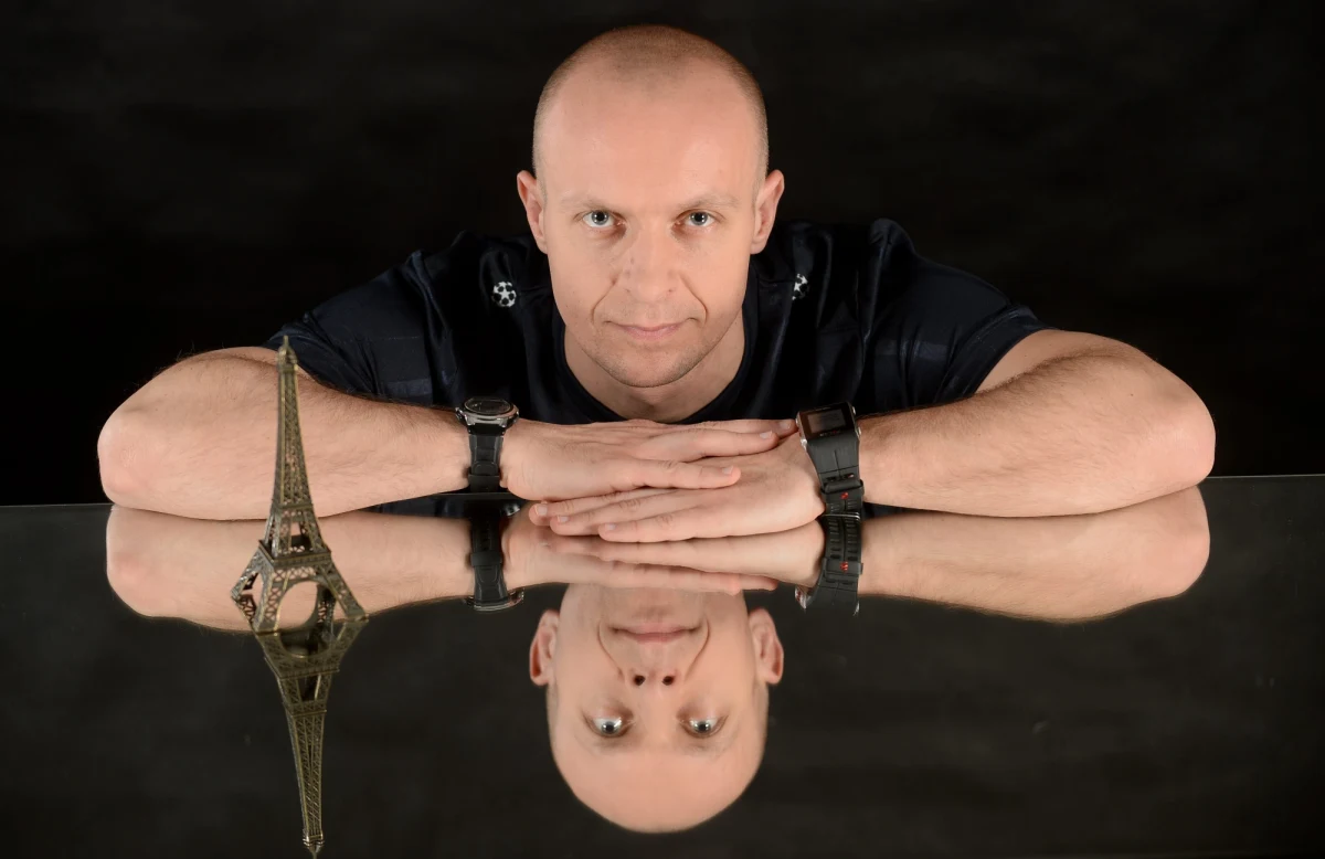 Nasz sędzia Szymon Marciniak poprowadził swój debiutancki mecz na wielkiej, seniorskiej imprezie. Polak dbał o to, żeby piłkarze z Czech i Hiszpanii przestrzegali przepisów. 