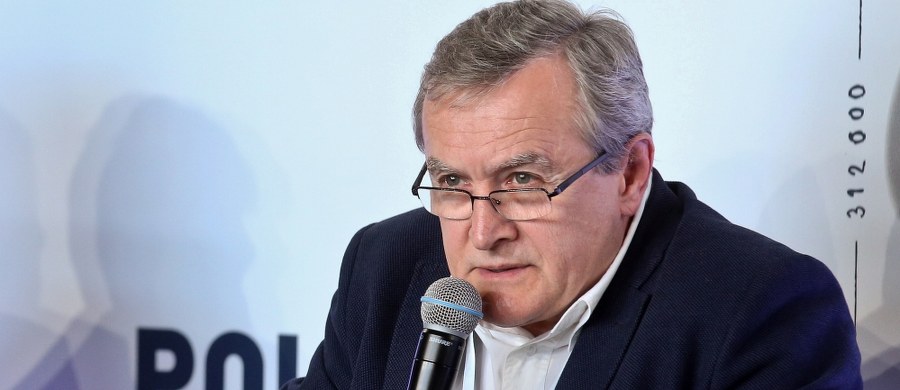 W środę na walnym zgromadzeniu Światowego Biura Wystaw w Paryżu będę składać w imieniu rządu polskiego list intencyjny dotyczący organizacji Expo w Łodzi, którego tematem będzie rewitalizacja - poinformował w poniedziałek wicepremier, minister kultury Piotr Gliński. "Składamy wniosek - zgodnie z obowiązującą procedurą - na rok 2022; być może organizacja będzie przesunięta o rok, ze względu na to, że poprzednie Expo będzie organizowane pod koniec roku" - zaznaczył.