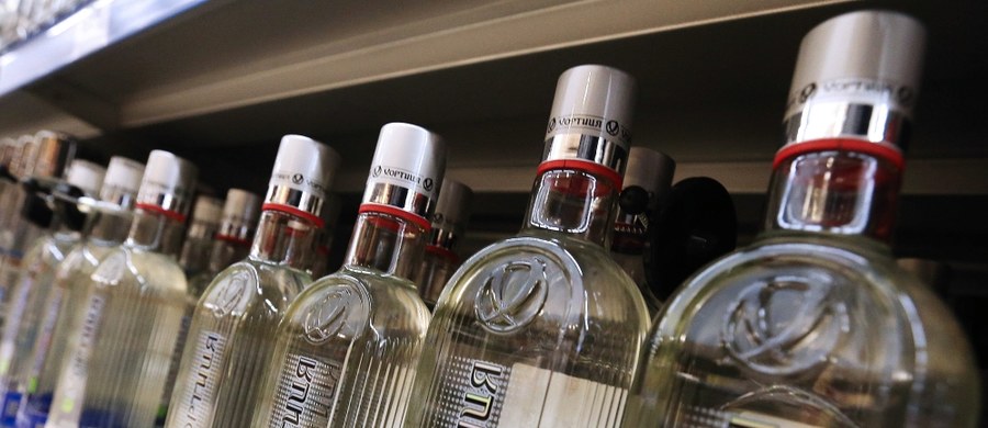 ​Władze w Rosji podnoszą cenę minimalną wódki. Dwa lata temu, gdy zaczął się kryzys po aneksji Krymu, Władimir Putin polecił obniżyć cenę alkoholu. Był to wówczas jedyny produkt spożywczy w Rosji, którego cena nie rosła.