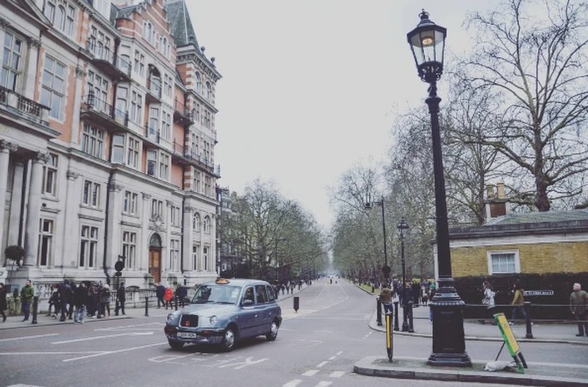 "Rośnie przewaga zwolenników wyjścia Wielkiej Brytanii z UE" - wynika z opublikowanych w poniedziałek sondaży zrealizowanych dla "Guardiana". W badaniu telefonicznym i sondażu on-line 53 proc. respondentów opowiedziało się za Brexitem, a 47 proc. było przeciw.