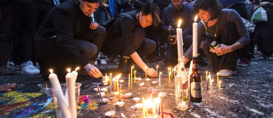 Prezydent Barack Obama uda się w czwartek do Orlando, aby uczcić pamięć ofiar strzelaniny w klubie gejowskim, w której zginęło 49 osób i wyrazić swą solidarność z rodzinami zamordowanych – poinformował w poniedziałek Biały Dom. Omar Mateen, obywatel USA afgańskiego pochodzenia zaatakował gejowski klub w Orlando w nocy w nocy z soboty na niedzielę. Wśród 50 zabitych jest 49 ofiar i sam napastnik. Co najmniej 53 osoby odniosły obrażenia. Większość z nich jest w stanie krytycznym.