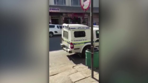 Oto miasto Pinetown w KwaZulu-Natal (prowincja Republiki Południowej Afryki), gdzie w sobotę udało się nagrać spektakularną ucieczkę dwóch mężczyzn z policyjnej furgonetki. Wszystko wskazuje na to, że na przednim siedzeniu pasażera nie było oficera policji. Nie wiadomo, czy panów udało się ponownie schwytać. 