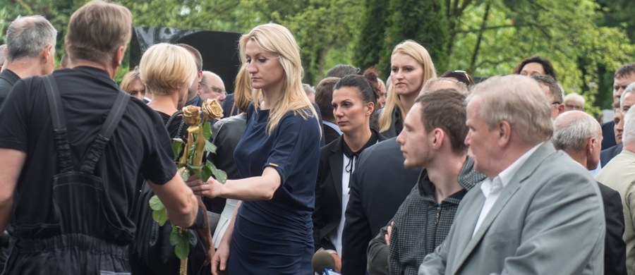 Kilkaset osób uczestniczyło w pogrzebie wybitnego trenera siatkarskiego Andrzeja Niemczyka. W rodzinnej Łodzi twórcę największych sukcesów kobiecej reprezentacji Polski pożegnała m.in. rodzina, przyjaciele, jego podopieczne, trenerzy i kibice.