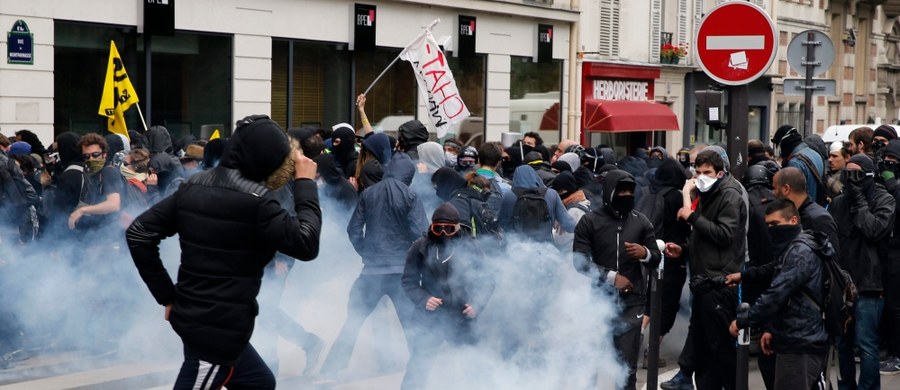 26 osób, w tym 20 policjantów, zostało rannych w starciach, do jakich doszło w Paryżu podczas demonstracji związkowców przeciwko rządowej reformie prawa pracy, która ma ułatwić pracodawcom zarówno zatrudnianie, jak i zwalnianie pracowników. Kilkaset zamaskowanych osób obrzuciło pilnujących porządku policjantów paletami z pobliskiej budowy i kamieniami. Funkcjonariusze w odpowiedzi użyli gazu łzawiącego i armatek wodnych. 15 osób zostało zatrzymanych.