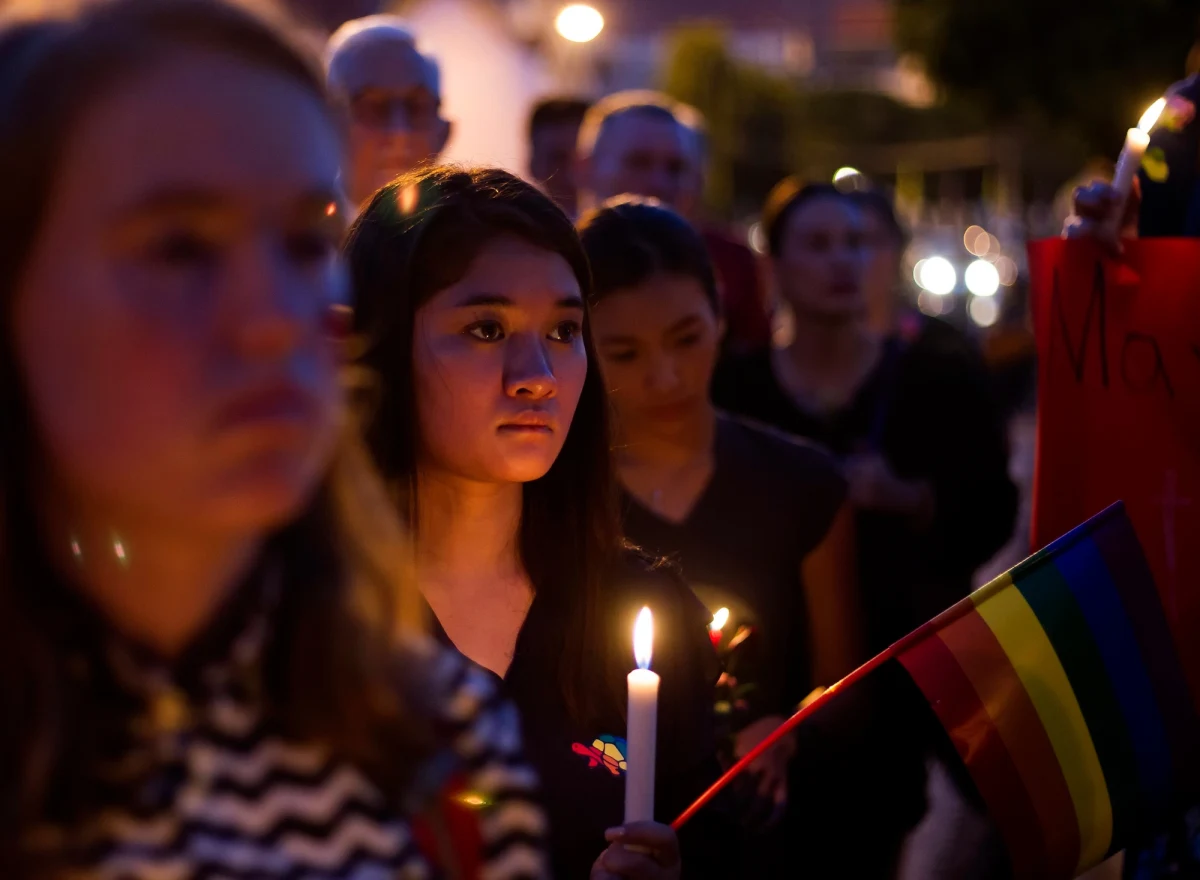 Po niedzielnym ataku na klub gejowski w Orlando pojawiają się zarzuty pod adresem FBI. "Służby w USA kolejny raz popełniły poważne błędy, które doprowadziły do tragedii" - to jeden z częstszych komentarzy dotyczących największej w historii USA strzelaniny. Zginęło w niej 50 osób - w tym sprawca. 