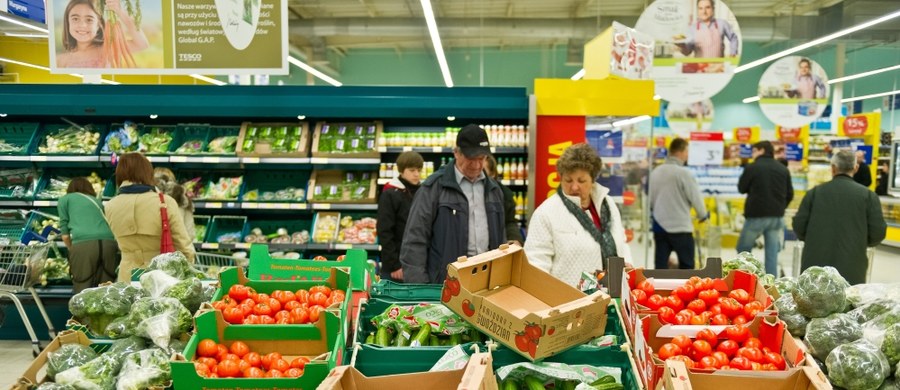 Rząd przyjął projekt ustawy o podatku od sprzedaży detalicznej, zakładający wprowadzenie dwóch stawek tego podatku - 0,8 proc. od przychodu między 17 mln zł a 170 mln zł miesięcznie i 1,4 proc. od przychodu powyżej 170 mln zł miesięcznie. Zdaniem premier Beaty Szydło projekt gwarantuje równe szanse dla polskich firm.