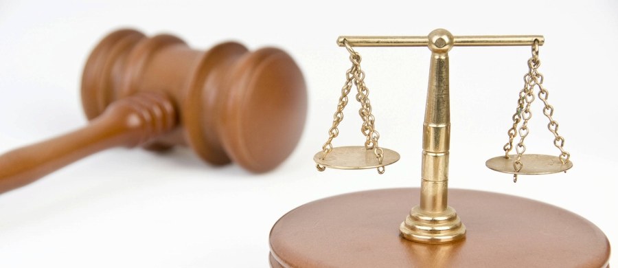 Europejski Trybunał Praw Człowieka orzekł, że dziennikarz motoryzacyjny Krzysztof Koniuszewski został niesłusznie skazany przez polskie sądy za publikację artykułów, w których nazwał oszustami przedsiębiorców handlujących fałszowanym paliwem. Strasburscy sędziowie nakazali rządowi polskiemu wypłacenie dziennikarzowi 5 tys. euro tytułem zadośćuczynienia za straty moralne.