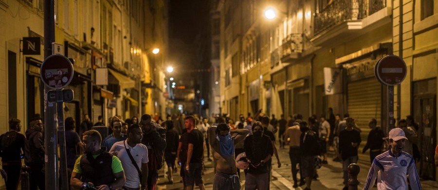 Francuska policja zatrzymała 43 rosyjskich kibiców podejrzanych o udział w burdach w związku z sobotnim meczem piłkarskich mistrzostw Europy między Rosją a Anglią w Marsylii - poinformował prefekt departamentu Alpy Nadmorskie.
Wszyscy zostaną przesłuchani w Marsylii.