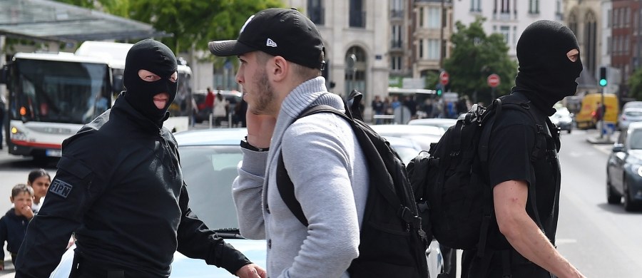 Francuska prasa cytuje dziś groźby 24-letniego muzułmańskiego terrorysty Larossiego Abbali, który zabił policjanta i jego żonę pod Paryżem. Podkreślają tym samym zmianę strategii Państwa Islamskiego.