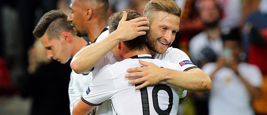 Niemiecki kibic przed Euro 2016 zapowiedział, że swojemu dziecku, które ma się wkrótce narodzić, da imię strzelca pierwszego gola dla drużyny trenera Joachima Loewa. Okazał się nim Shkodran Mustafi. Piłkarz obiecał małemu imiennikowi kupno lodów.