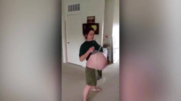 Ta kobieta zadziwiła cały internet, zamieszczając filmik, na którym widać jak kręci hula-hoopem swoim ogromnym brzuchem. Dodajmy, że pani jest w zaawansowanej ciąży. Chelsea z Fruitport w amerykańskim Michigan spodziewa się swojego pierwszego dziecka. "Hula-hoop pomogło mi zachować dobrą formę w czasie ciąży” - podkreśla.
