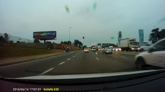 Zabawny film, na którym widać, jak kilkadziesiąt balonów odłącza się od jadącego ruchliwą drogą samochodu. Do tego nietypowego zdarzenia doszło w Johannesburgu w RPA.