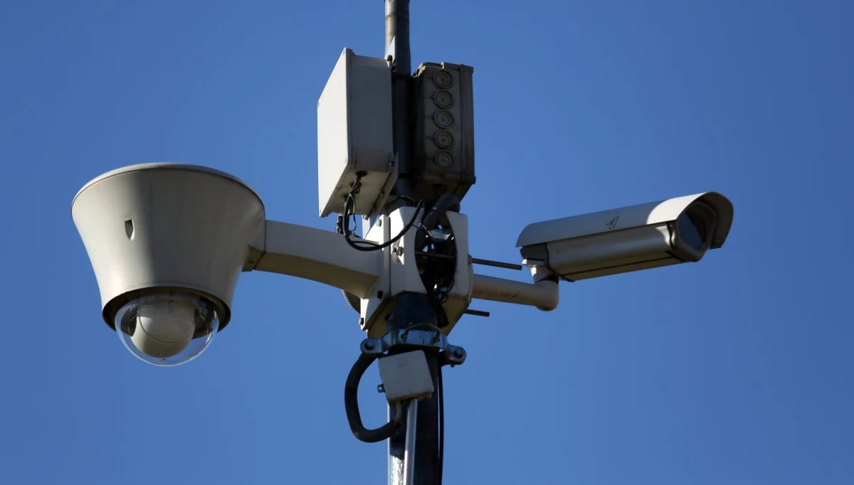 „Podstawowa bramka to detektor metalu. Najczęściej spotykanym uzupełnieniem jest bramka, która służy do wykrywania materiałów wybuchowych. Spektrometry mają za zadanie oddzielenie od ubrania osoby kontrolowanej potencjalnych ilości materiałów wybuchowych i poddanie ich analizie” – mówi, o sposobach zapewniania bezpieczeństwa, gość „Dania do Myślenia” w RMF Classic, ekspert ds. bezpieczeństwa z firmy Axis Communications Jakub Kozak. Pytany o monitoring odpowiada, że wiara w kamery nie jest bezzasadna. „Widzimy związek pomiędzy stosowaniem monitoringu a zmniejszeniem przestępczości. Jest wiele badań, które wskazują, że im więcej kamer, tym bezpieczniej” – zapewnia ekspert. Dodaje, że kamera ma operatorowi dostarczyć wysokiej jakości obraz, żeby był w stanie ocenić ruch w całym jego przebiegu. „Z jednej strony mamy urządzenia, które mogą nas wyręczyć, a z drugiej strony jest operator, który coś z tym musi zrobić” – mówi Kozak. Zaznacza, że alarm z punktu widzenia systemu nie zawsze jest realnym zagrożeniem. 