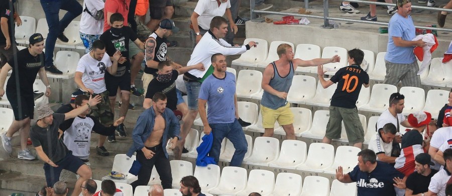 "Mamy wystarczająco dużo dowodów, aby niektórym zatrzymanym postawić zarzuty o stosowaniu niedozwolonej przemocy" - poinformował prefekt departamentu Alpy Nadmorskie Adolphe Colrat. 43 rosyjskich kibiców zostało zatrzymanych w Marsylii. Są podejrzani o udział w burdach w związku z sobotnim meczem piłkarskich mistrzostw Europy między Rosją a Anglią.