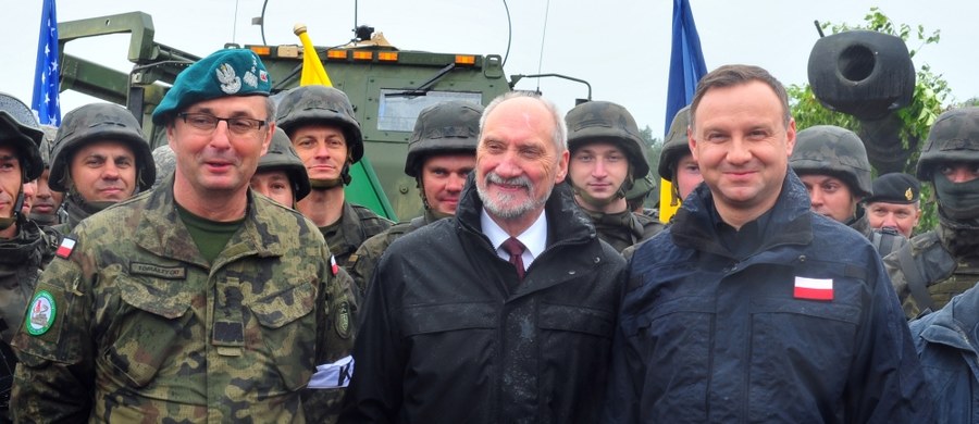 Szef MON Antoni Macierewicz powiedział, że ma nadzieję, iż polskie samoloty bojowe F-16 znajdą się na Bliskim Wschodzie jeszcze przed szczytem NATO. Mają one wziąć udział w misji rozpoznawczej przeciwko tzw. Państwu Islamskiemu (IS),