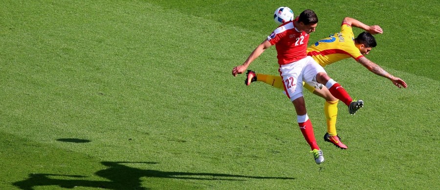 Remisem 1:1 zakończył się pojedynek reprezentacji Rumunii i Szwajcarii w grupie A mistrzostw Europy. Wynik spotkania w Paryżu otworzył strzałem z karnego Bogdan Stancu, a 39 minut później wyrównał Admir Mehmedi.
