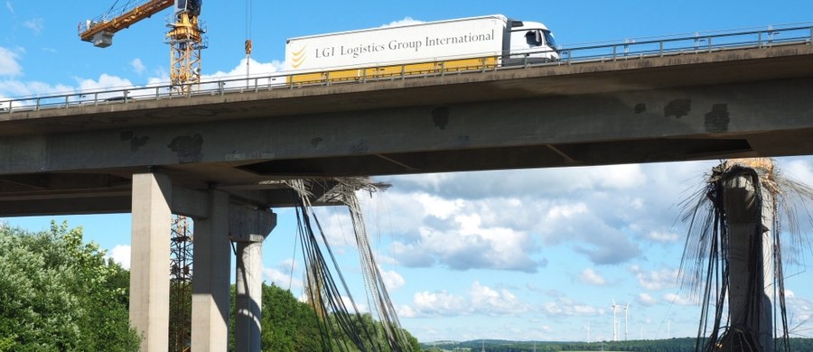 Co najmniej 1 osoba zginęła wskutek zawalenia się przęsła nowo budowanego mostu na autostradzie w Werneck pod Schweinfurtem w Bawarii. 6 osób odniosło ciężkie obrażenia. Ratownicy wciąż szukają ludzi, którzy mogą być pod gruzami.