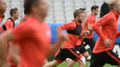 Euro 2016: Wieża Eiffla podświetlona na biało-czerwono? Włącz się do gry #POL dla Polski