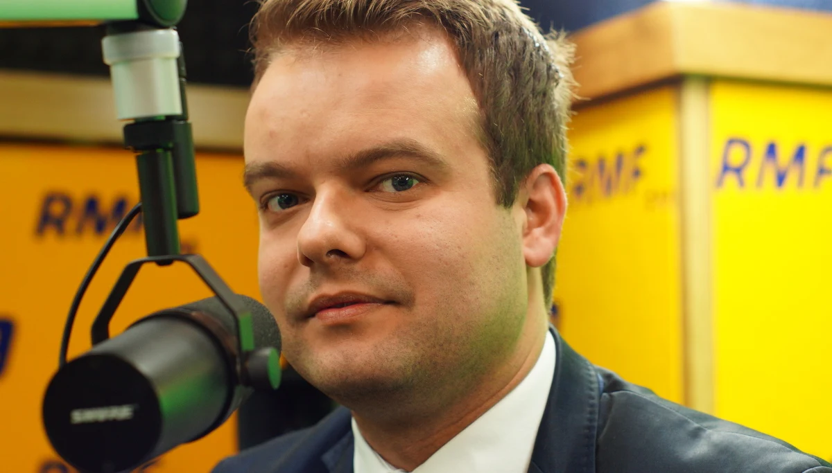 "Odpowiedź do Komisji Europejskiej nie została wysłana. Pismo od Komisji jest robocze, a termin, który został wyznaczony na odpowiedź, to termin techniczny. Nie demonizowałbym go. Mamy swobodę" - mówi gość Kontrwywiadu RMF FM rzecznik rządu Rafał Bochenek. "Komisja bardzo lubi wymieniać się różnymi pismami. Dla nas liczy się konkret" - dodaje. Zdaniem rzecznika jest pewnym nadużyciem ze strony Komisji Europejskiej, że takie działania podejmuje. "Z traktatów wynika zasada przyznanych kompetencji i organy europejskie powinny postępować w oparciu o nie. To, co robi KE wobec polskiego rządu, nie jest umocowane w traktatach i dlatego budzi tyle wątpliwości" - uważa Rafał Bochenek. Wniosek do Trybunału Sprawiedliwości? "Nie ma takiej decyzji" - odpowiada. Dodaje, że rząd "na pewno" odniesie się do opinii Komisji i przedstawi "pewne informacje dotyczące stanu zaawansowania prac, jeśli będą dalej postępowały". Gość RMF FM pytany o to, czy dokument wysłany do polskiego rządu ma charakter poufny, odpowiada, że sam był świadkiem, jak Frans Timmermans o to prosił. "Premier powiedziała, że mamy średnie doświadczenie jeśli chodzi o poufność w zakresie działania KE i że nie raz dokumenty wyciekały. Timmermans wtedy zapewnił, że dotrzyma słowa i z jego strony treść dokumentu nie wycieknie" - tłumaczy rzecznik rządu. Dodaje, że opinię przeczytała tylko "wąska, uprawniona grupa" - np. premier i MSZ. 