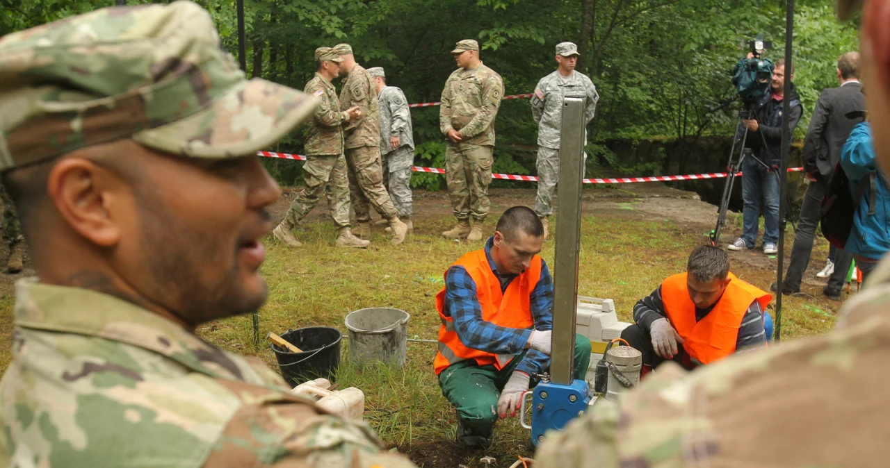 Badacze wykonują odwiert w stropie bunkra